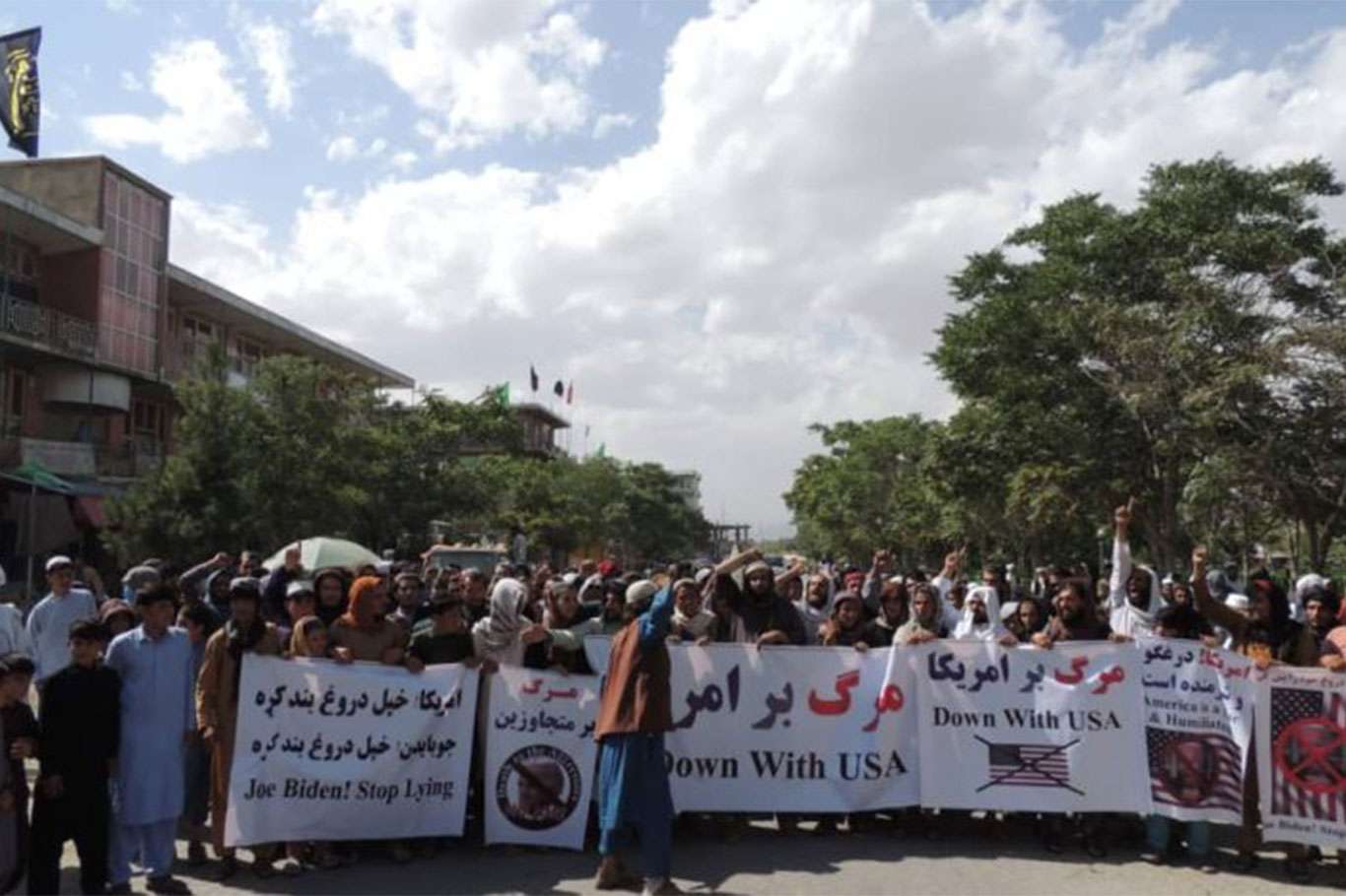 ABD'nin hava saldırısı Afganistan'da protesto edildi